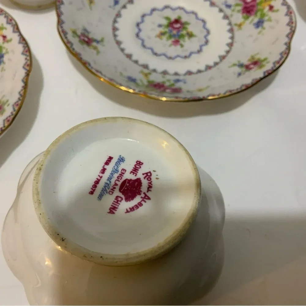 Set 6VINTAGE ROYAL ALBERT FINE BONE CHINA PETIT POINT PATTERN TEA CUP & saucers